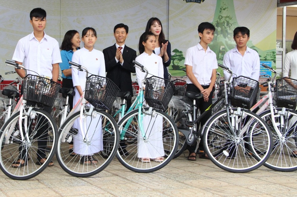 Chương trình “Cùng em đến trường” trao tặng 18 xe đạp cho các em học sinh vượt khó học giỏi trường THPT Đồng Xoài, thị xã Đồng Xoài, tỉnh Bình Phước.