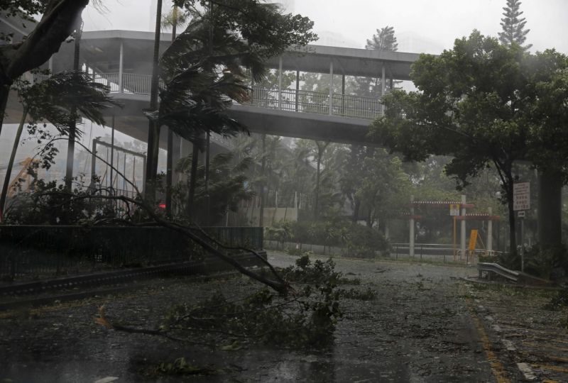Bão Mangkhut được cho là một trong những cơn bão mạnh nhất đổ bộ Hong Kong trong gần 2 thập kỷ qua. Ảnh: AP.