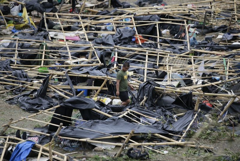 Khi hoành hành ở phía bắc Philippines, cơn bão đổ bộ phía bắc đảo Luzon với sức gió ổn định 205 km/h và gió giật lên tới 255km/h. Cảnh sát trưởng Pelita Tacio cho biết, 34 dân làng thiệt mạng và 36 người vẫn còn mất tích trong vụ sạt lở đất tại 2 làng ở thị trấn Itogon, tỉnh miền núi phía bắc Benguet. Ảnh: AP.