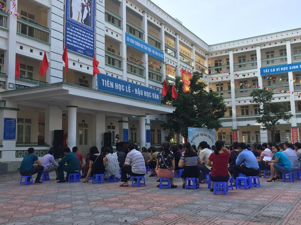 Phụ huynh Chu Văn An đã có cuộc họp phụ huynh đầu năm để nêu kiến nghị của mình. Ảnh: Nguyễn Hà
