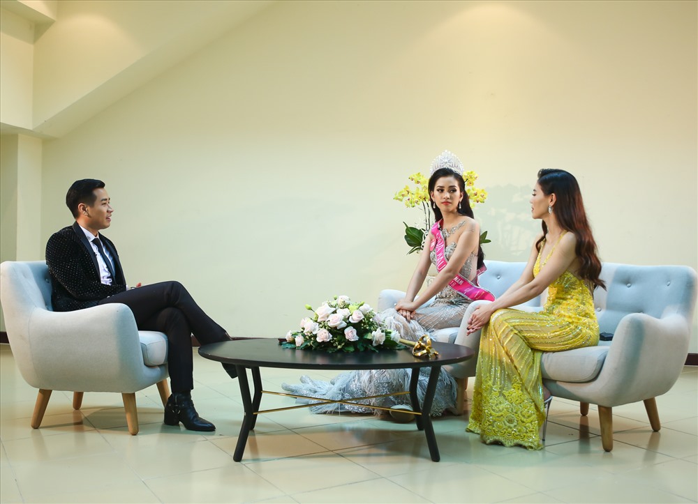 MC Nguyên Khang đã đợi tân Hoa hậu đến 1h30 để được phỏng vấn riêng.