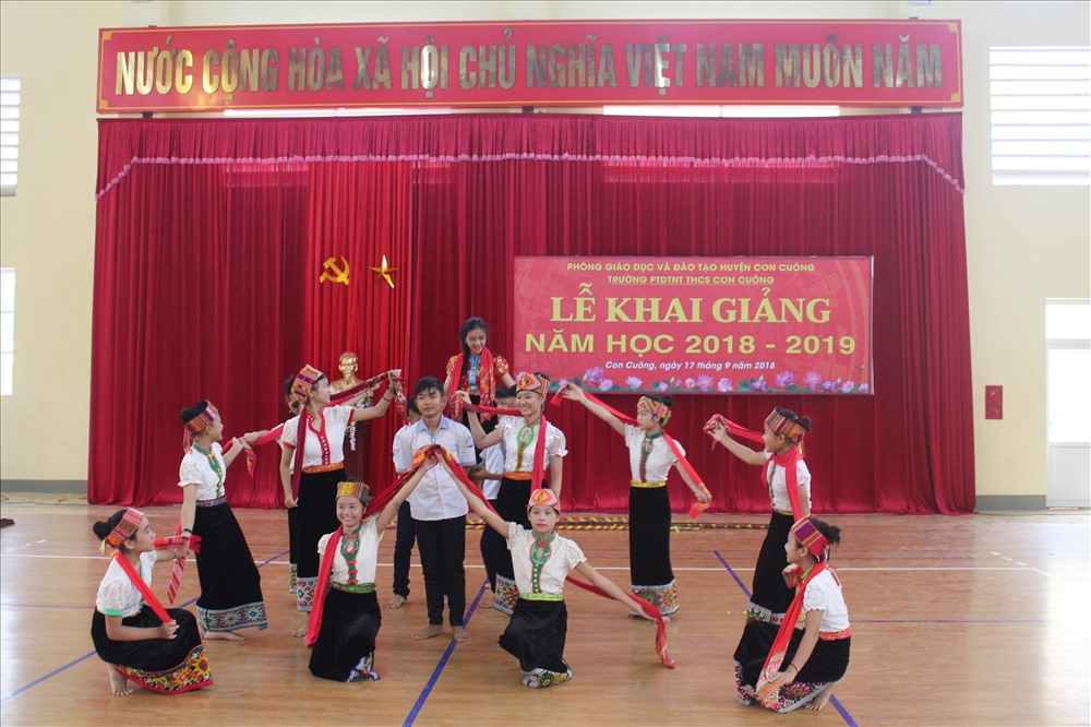 Một tiết mục văn nghệ trong ngày khai giảng
