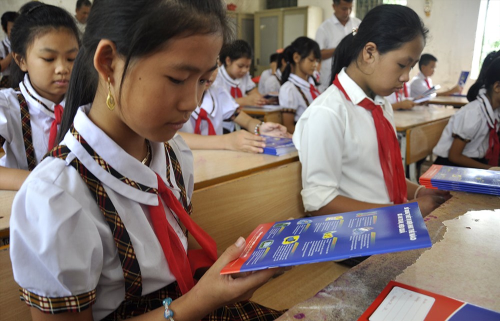 Học sinh rất thích thú với những kiến thức hướng dẫn sử dụng điện an toàn, hiệu quả. Ảnh: Huyền Trang