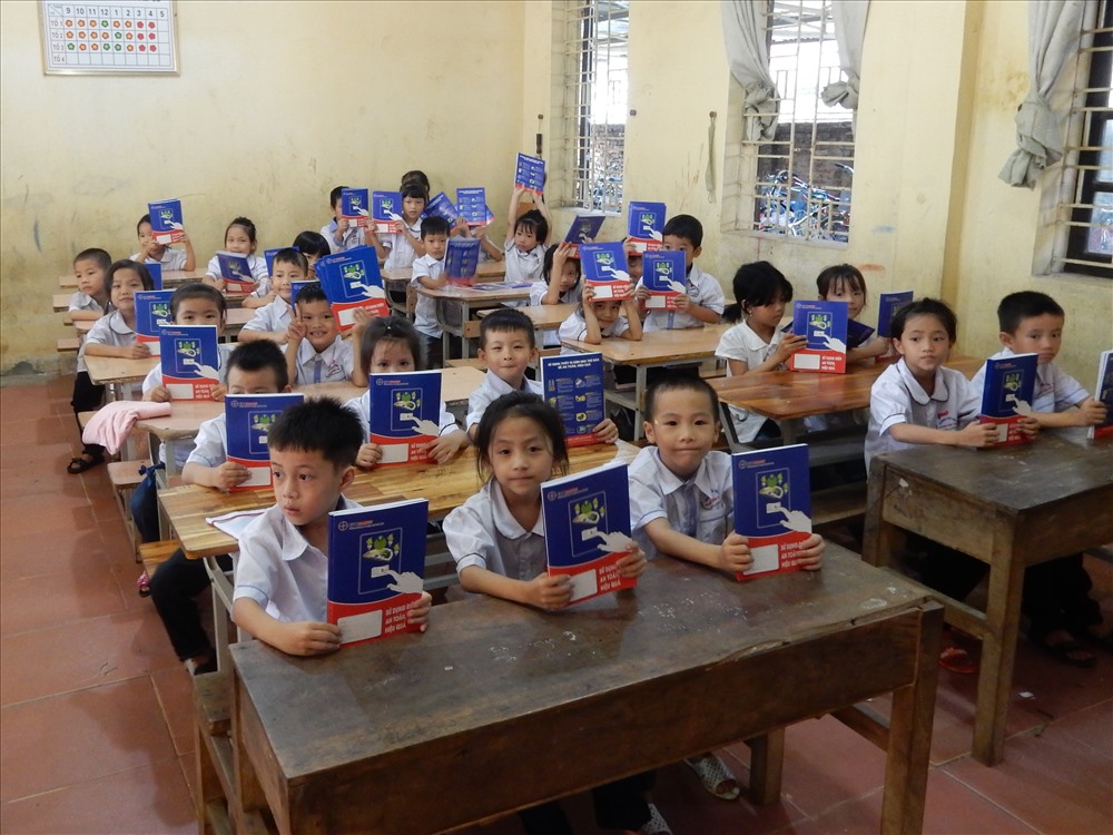 Các em học sinh đều hân hoan vui mừng khi nhận được những món quà ý nghĩa. Ảnh: H.Trang