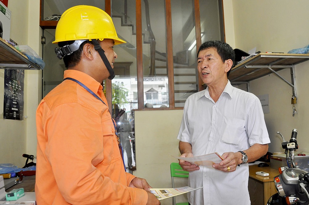 Tăng cường tuyên truyền đến người dân không để xảy ra sự cố vi phạm hành lang an toàn điện. Ảnh: H.T