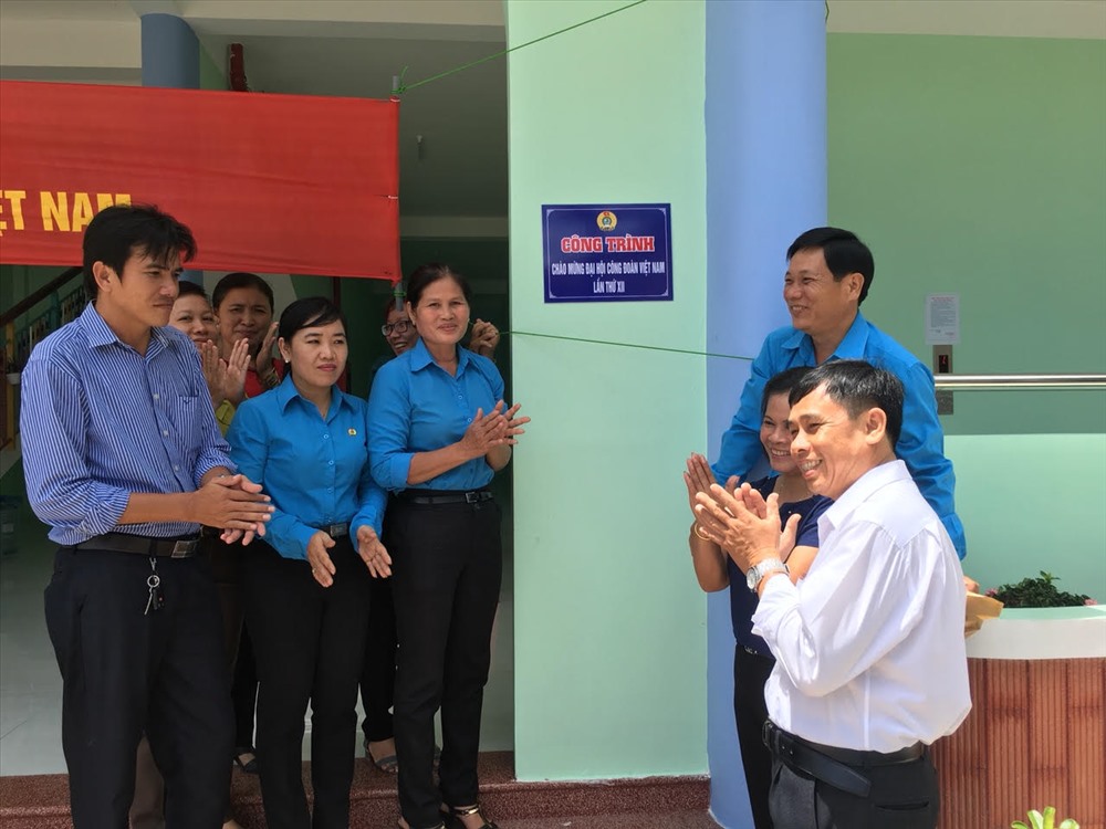Gắn biển Công trình chào mừng Đại hội XII CĐVN.