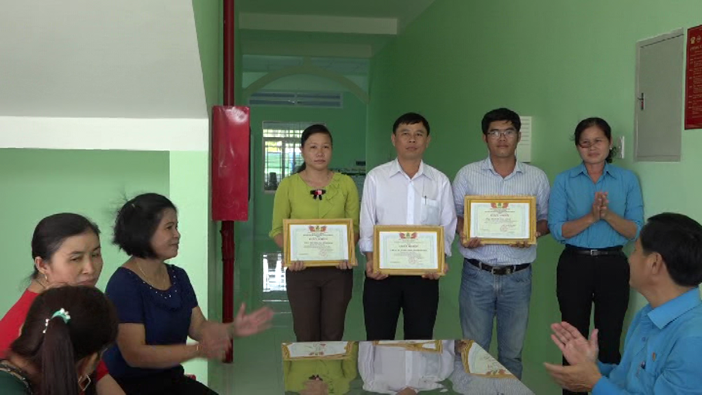 Khen thưởng các đơn vị, cá nhân có nhiều thành tích thi đua chào mừng Đại hội XII CĐVN.