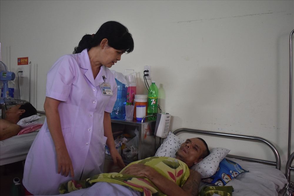 TS. BS Bạch Thanh Thùy đang điều trị cho bệnh nhân