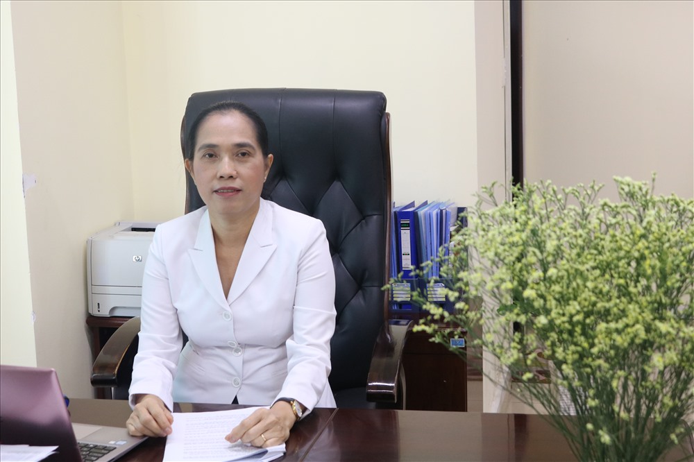 Bà Nguyễn Thị Thu, phó giám đốc Bảo hiểm xã hội TP.HCM trao đổi với PV báo Lao Động