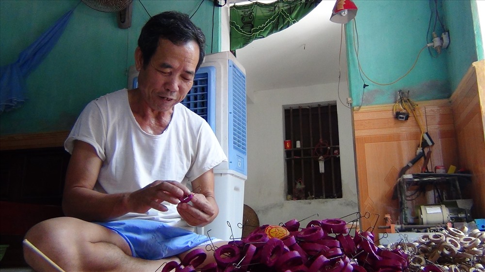 Ông Hưởng kể rằng, bản thân được tiếp cận nghề này từ ông nội và cha lúc lên 6 tuổi, sau rồi không biết làm nghề nào khác cho nên theo luôn cho tới tận bây giờ. Tuy nhiên, cách đây 20 năm sản phẩm này còn được ưa chuộng, còn những năm gần đây đồ chơi ngoại về ngày một nhiều nên ngày càng ít người quan tâm.