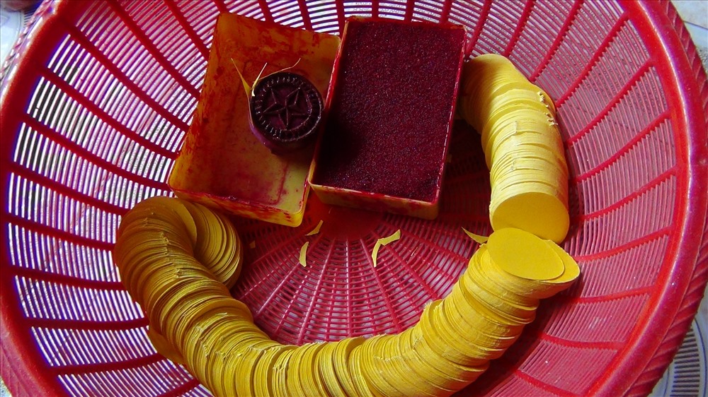 Sau đó, cắt 2 miếng giấy hình tròn, miếng to (giấy mỏng, in hình ông sao lồng trong mặt trời), miếng nhỏ (bìa cứng) dán phía dưới mặt miếg to, đồng thời dán vào một mặt của tang trống.