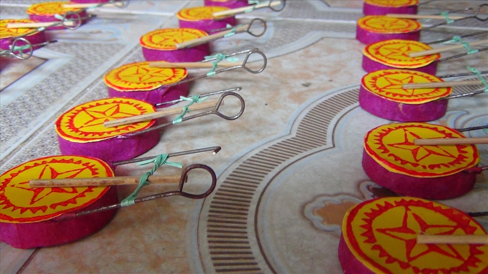 Cuối cùng, dùng dây nylon (tước mỏng) buộc vào khoảng 2/3 giá trống (về phía cán trống), sau đó dùng một que tre (hình tròn, to gấp 5 lần que tăm) đặt vào giữa dây nylon xoáy đến khi dây nylon cố định được que tre.