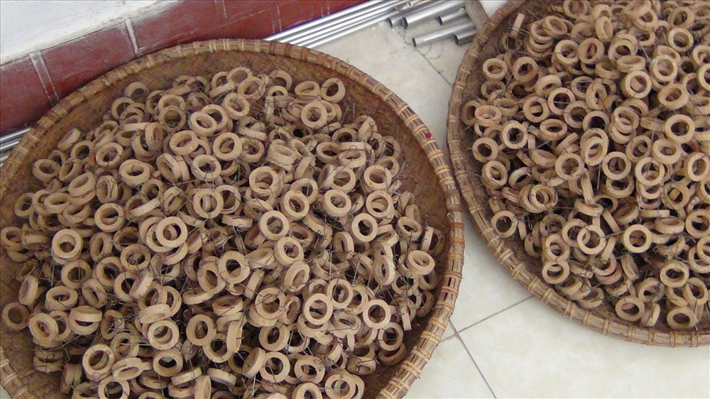 Đất sét để làm tang trống phải là loại đất sét dẻo, tốt nhất là loại đất sét được nhập từ làng gốm Bát Tràng (với giá 3.000.000 đồng/m3). Trước kia, tang trống thường được làm bằng nứa nhưng do dùng chất liệu này tạo ra tiếng kêu nhỏ hơn, nên người thợ cải tiến bằng tang đất để khi xoay tiếng sẽ lớn hơn.