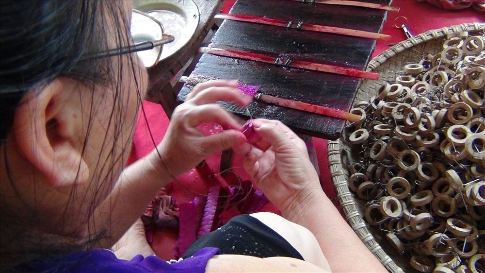 Tiếp đến, dùng giấy nhuộm phẩm đỏ (dài chừng 7cm và có cắt răng cưa) phủ hồ lên (làm từ gạo nếp) để bọc thân tang, phơi chừng 30 phút để hồ khô.