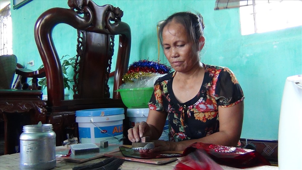 Điều làm nên sự khởi sắc đó, theo chị Nguyễn Thị Thu (xóm 1) – một hộ dân sản xuất đèn ông sao, đó là tâm lý ưa chuộng đồ chơi dân gian của các bậc phụ huynh những năm gần đây, nhất là vào dịp Rằm Trung thu.