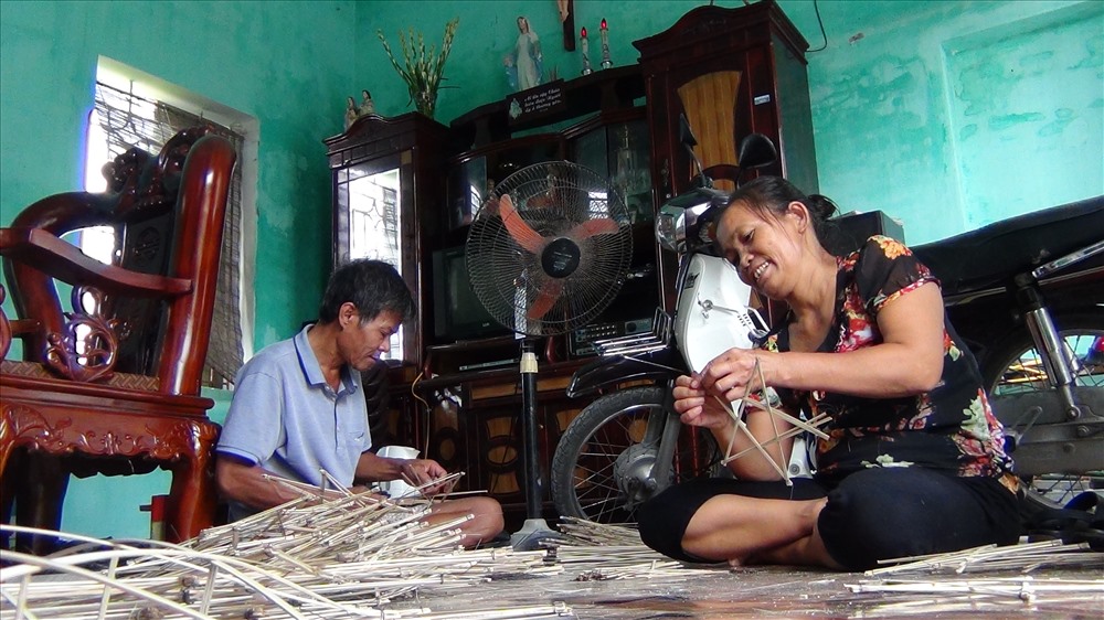 Về Báo Đáp từ khoảng Rằm tháng Bảy trở về đây, bên cạnh những cánh đồng lúa đang bắt đầu ngả vàng, người ta sẽ thấy hình ảnh nhà nhà đang nô nức làm đèn.