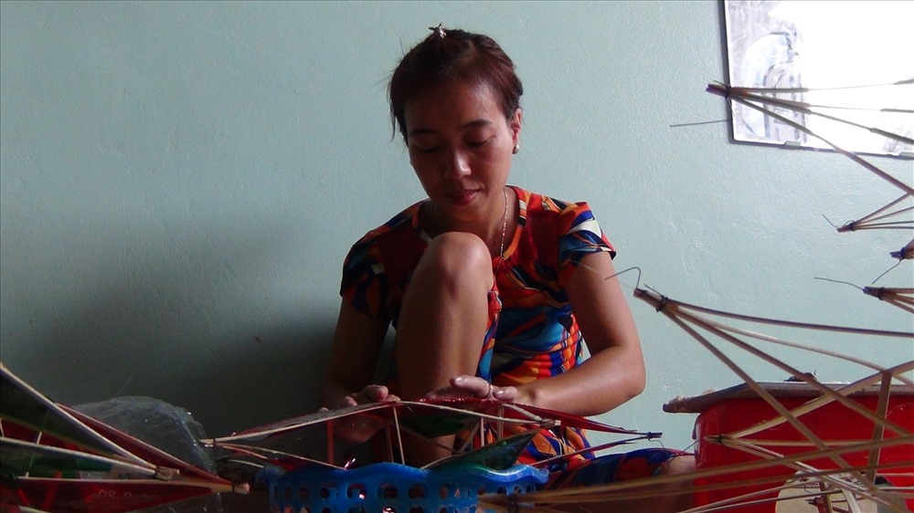 Chị Hoàng Thị Vóc (xóm 1) cho biết, giá đèn năm nay nhìn chung cao hơn so với năm trước. Cụ thể giá đèn 25cm và 40cm tăng 2.000 đồng/chiếc, đèn 50cm tăng 4.000 đồng/chiếc, đèn 80cm và 100cm tăng 20.000 đồng/chiếc.