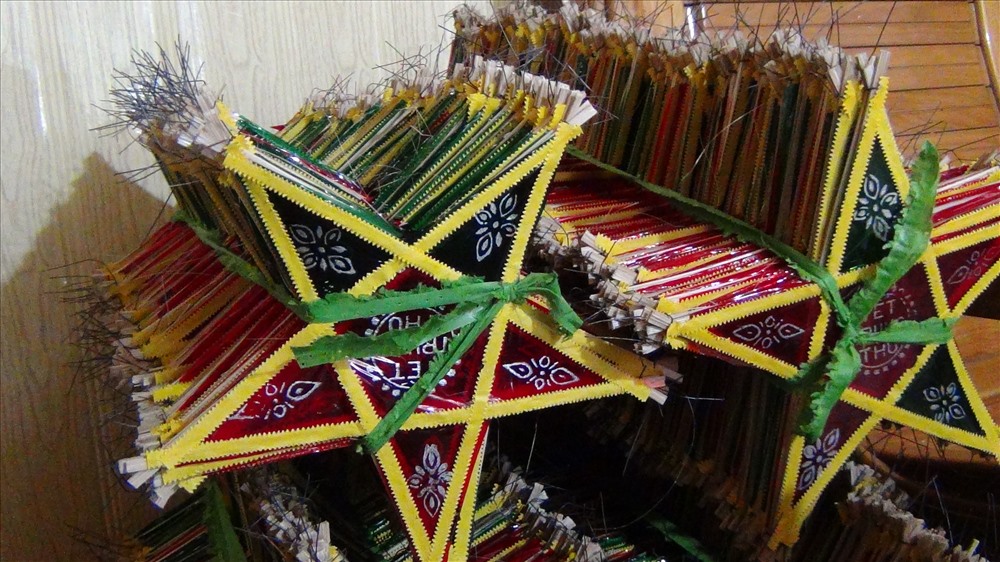 Hơn nữa, do thời tiết thuận lợi ít mưa bão nên số lượng đơn hàng nhiều. Từ khoảng Rằm tháng Bảy trở lại đây, gia đình chị Vóc đã xuất đi chừng 3 vạn chiếc đèn ông sao, ngoài hai thành phố kể trên còn xuất đến Đà Nẵng, Nha Trang.