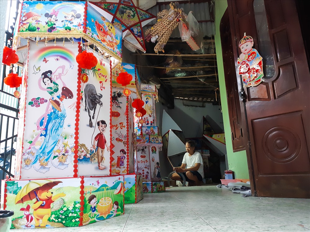 Vào những ngày cận tết Trung thu, người dân ở đây càng tất bật hơn