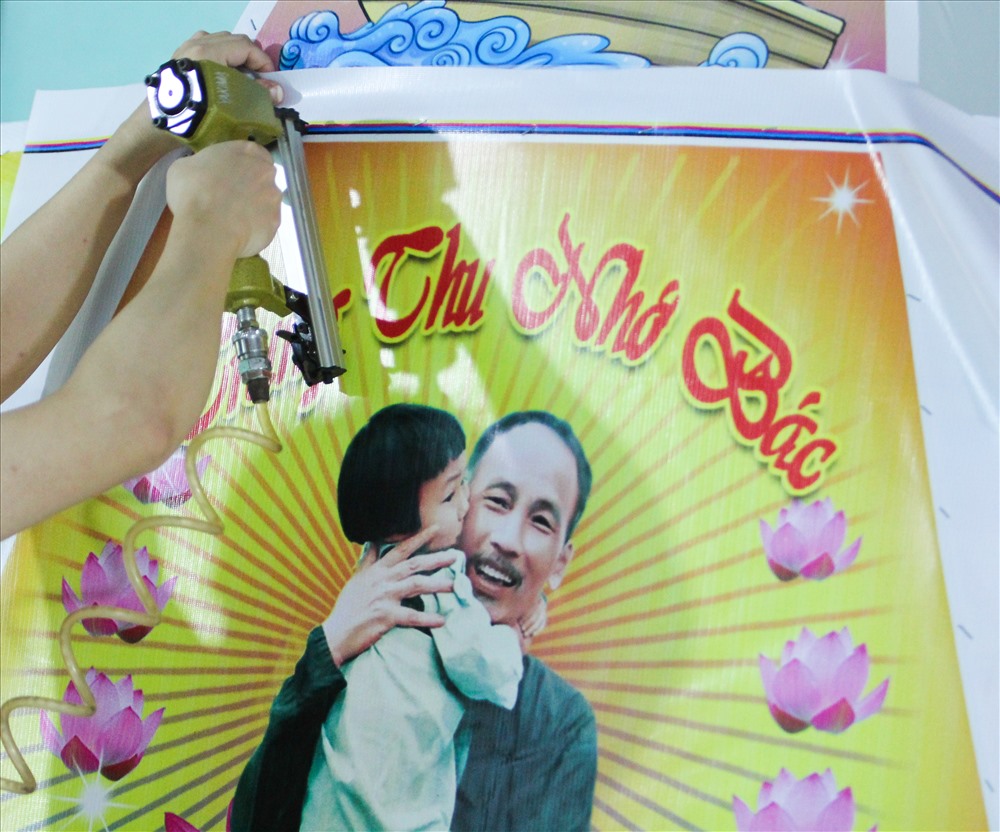 Theo người dân ở đây cho biết, đèn kéo quân còn được trang trí những hình ảnh thân thiện như: Bác Hồ với các cháu thiếu nhi, biển đảo Việt Nam, quê hương đất nước, hình 12 con giáp... đó không chỉ là cách thể hiện nền văn hóa Việt Nam trên từng chiếc đèn mà còn góp phần giáo dục các em về lịch sử dân tộc trên những chiếc đèn thủ công