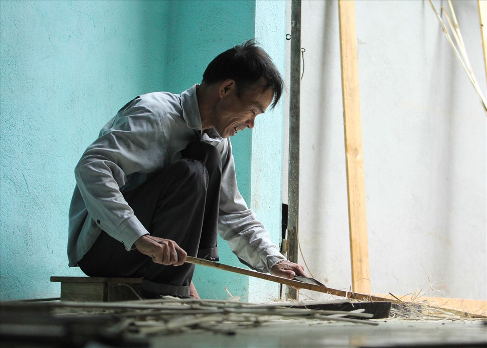 Các công đoạn làm đèn hầu hết là bằng thủ công