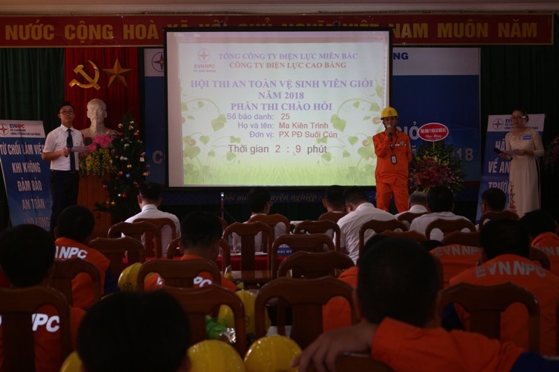 Thí sinh giới thiệu về bản thân và đơn vị mình với những đặc điểm nổi bật, thành tích đạt được trong lĩnh vực sản xuất kinh doanh và công tác an toàn vệ sinh lao động.