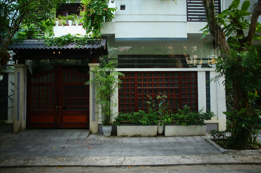 Văn phòng Cơ quan Cảnh sát điều tra - Bộ Công an đã thực hiện lệnh khởi tố bị can, lệnh bắt bị can để tạm giam và lệnh khám xét chỗ ở, nơi làm việc đối với các bị can về hành vi “Vi phạm các quy định về quản lý đất đai”, quy định tại Điều 229 Bộ luật Hình sự năm 2015, bao gồm ông Đào Tấn Bằng (SN 1975), nguyên Phó Chánh Văn phòng UBND TP Đà Nẵng, nay là Bí thư Đảng ủy khối các Khu công nghiệp TP Đà Nẵng, hiện trú tại phường Thanh Bình, quận Hải Châu, TP Đà Nẵng. Căn nhà của ông Bằng nằm tại số K37/27 đường Hải Hồ, phường Thanh Bình, quận Hải Châu, TP Đà Nẵng.