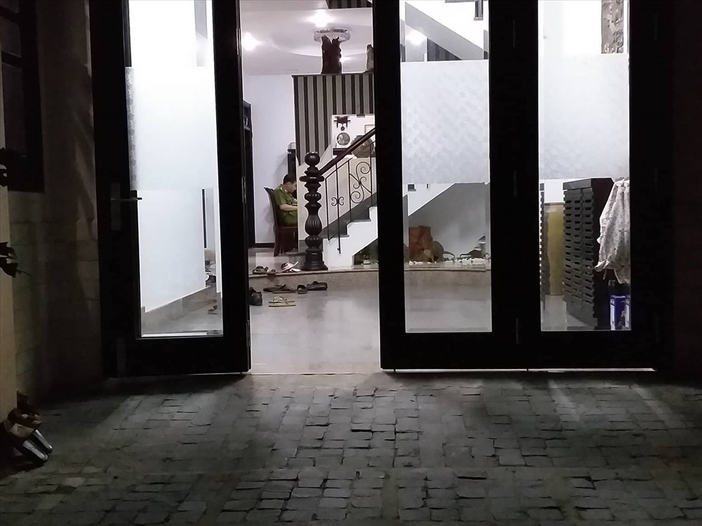 Bên cạnh đó, lực lượng công an cũng đã thực hiện lệnh khám xét nhà về hành vi “Vi phạm các quy định về quản lý đất đai”, quy định tại Điều 229 Bộ luật Hình sự năm 2015, đối với Ông Nguyễn Viết Vĩnh (SN 1978), nguyên Trưởng phòng Quản lý đô thị, Ủy ban nhân dân TP Đà Nẵng, nay là Giám đốc Cảng vụ đường thủy nội địa. Ngoài ra, Văn phòng Cơ quan Cảnh sát điều tra - Bộ Công an cũng thực hiện quyết định khởi tố bị can, lệnh cấm đi khỏi nơi cư trú và lệnh khám xét chỗ ở đối với các bị can về hành vi “Vi phạm các quy định về quản lý đất đai”, quy định tại Điều 229 Bộ luật Hình sự năm 2015, đối với ông Nguyễn Văn Cán (SN 1954), nguyên Chánh Văn phòng UBND TP.Đà Nẵng; ông Phan Xuân Ít, (SN 1954), nguyên Phó Chánh Văn phòng UBND TP Đà Nẵng. Các bị can được cho có liên quan đến việc mua bán, chuyển nhượng, thẩm định giá... trái luật, gây thất thoát tài sản nhà nước đối với 36 nhà công sản và 9 dự án liên quan đến ông Vũ “nhôm” mà Bộ Công an đang điều tra. Trong ảnh, lực lượng công an đang khám xét nhà ông Cán.
