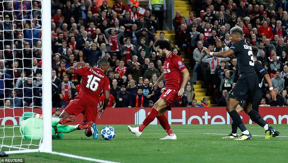 Pha chuyền về bất cẩn của Salah. Ảnh: Reuters.