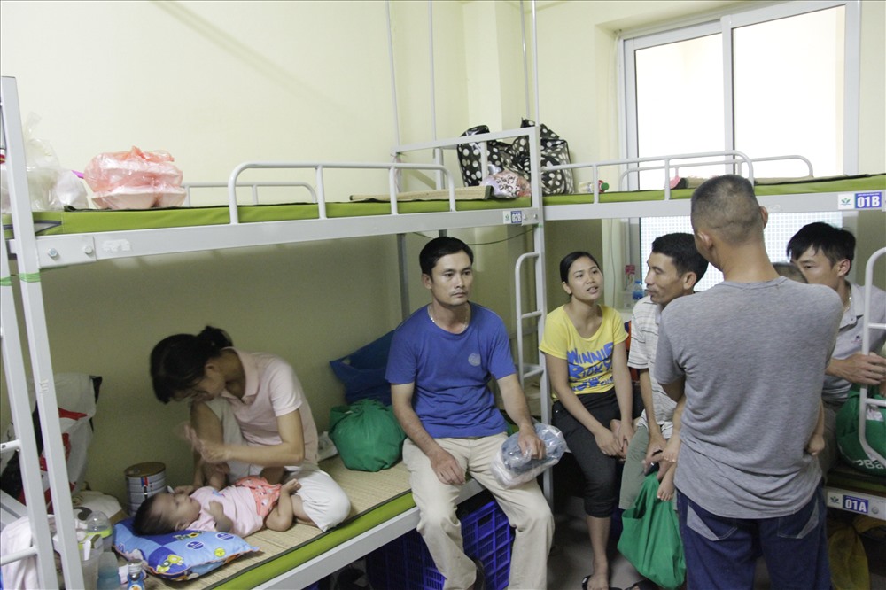 Người nhà bệnh nhân và bệnh nhân thuê trọ ở khu vực cháy được chuyển đến khu lưu trú BV Nhi. 