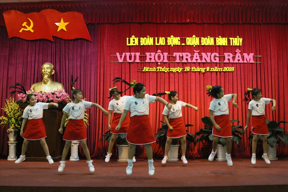 Đây là sân chơi bổ ích giúp các em hòa đồng, gắn bó cùng nhau. Đêm hội cũng là nơi để các em có những giây phút vui chơi lành mạnh sau những giờ học tập. Ảnh: Bảo Trung