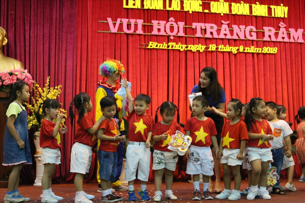 Phần chơi đố vui có thưởng thu hút sự tham gia rất đông của các em nhỏ. Ảnh: BT