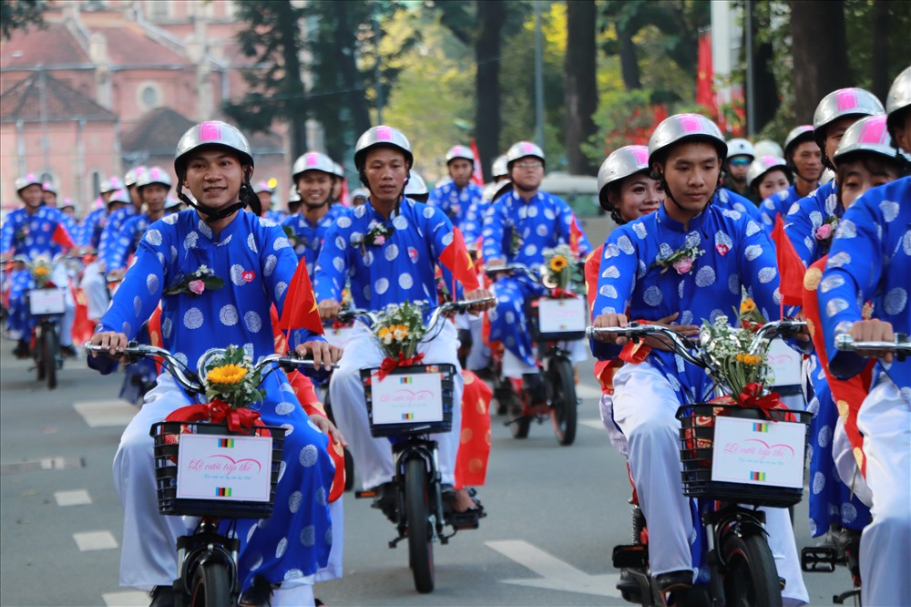Trên chiếc xe đạp điện, dọc theo các tuyến đường của thành phố, 100 cặp đôi đang đưa tình yêu của mình đến gần hơn với “bến bờ”hạnh phúc.