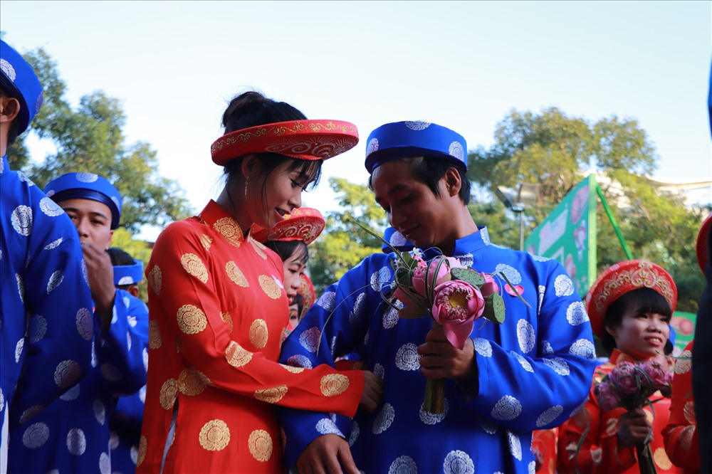 Cặp đôi hạnh phúc trong ngày cưới.