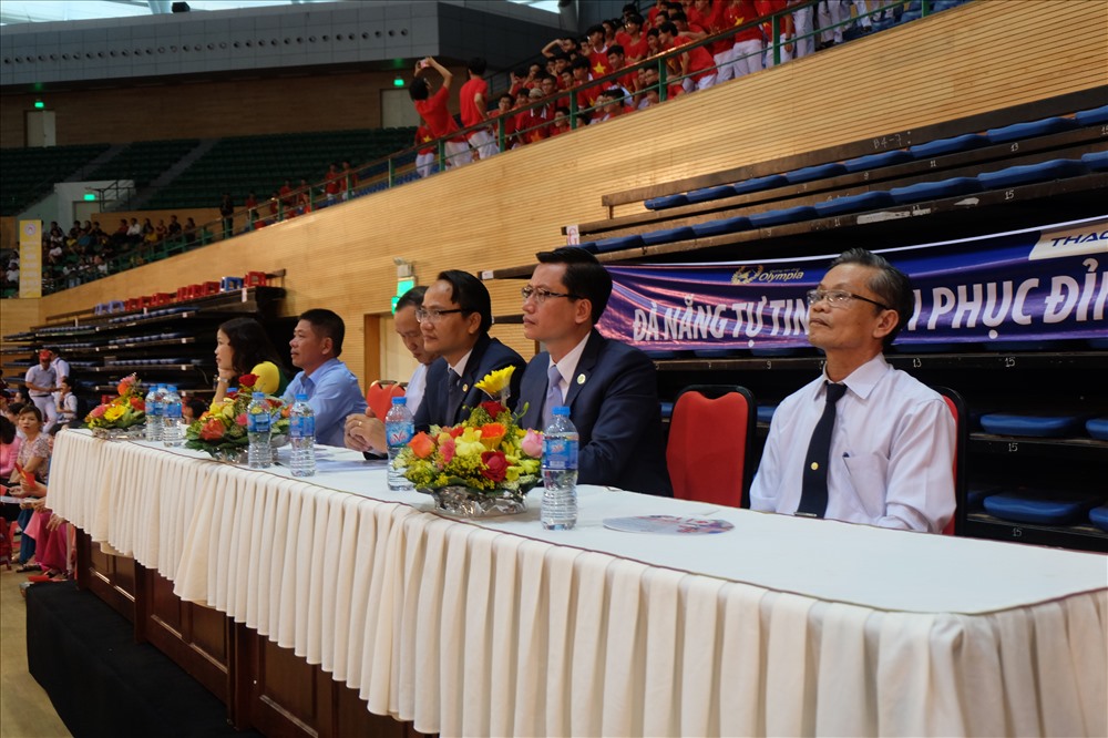 Ông Nguyễn Hữu Đức (ngoài cùng bên phải) ba của thí sinh Nguyễn Hữu Quang Nhật có mặt tại cung thể thao Tiên Sơn để cổ vũ cho con trai của mình. (ảnh: Hoàng Vinh)