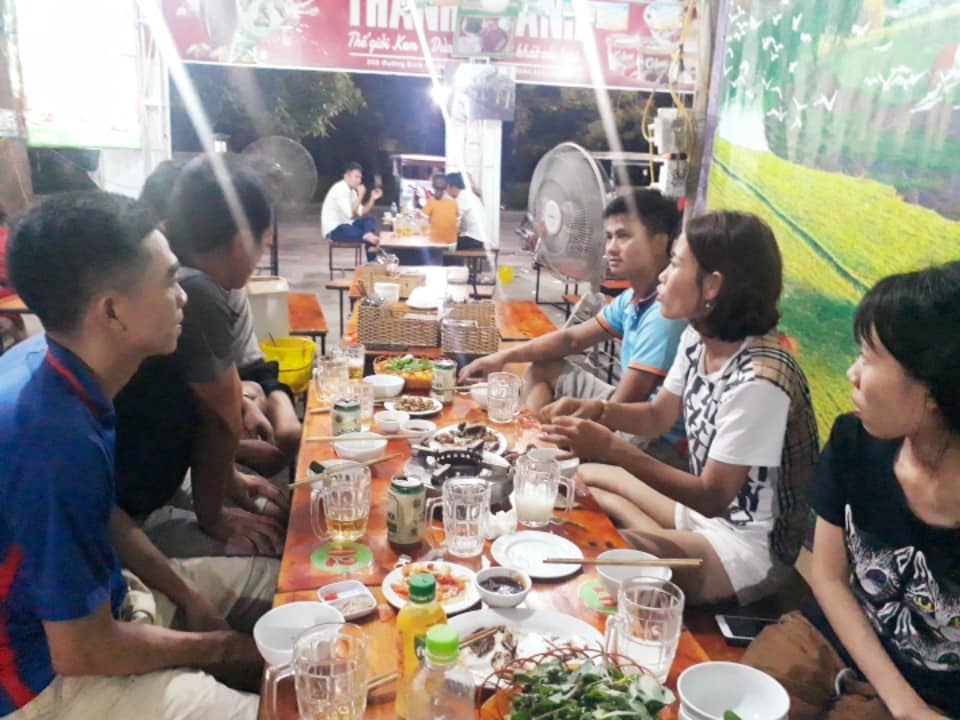 Hầu hết là du khách nội tỉnh đến thưởng thức hải sản trong chiều tối