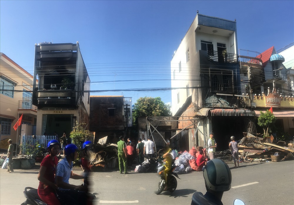 Hiện trường vụ cháy nhìn từ bên ngoài. Ảnh: LT
