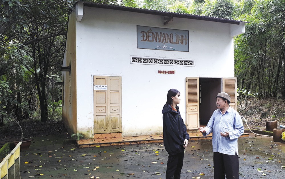 “Ông già Biển Hồ” bên đền Vạn Linh.