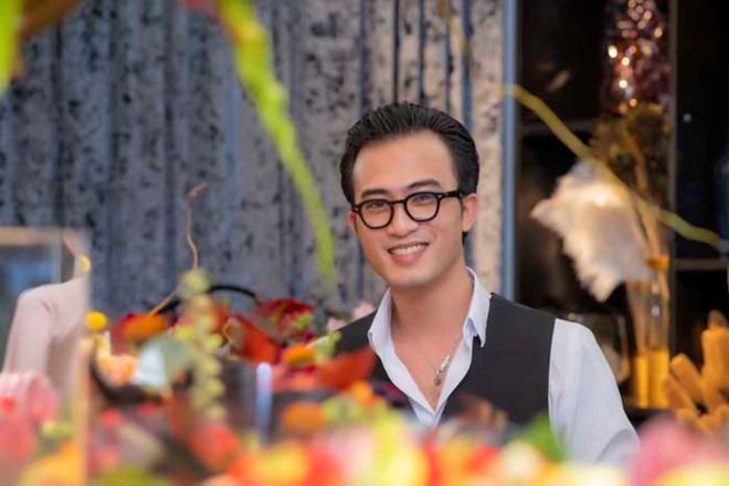 Tuy lạnh lùng trong phim nhưng ngoài đời Cảnh cũng có nụ cười hiền như thế này.