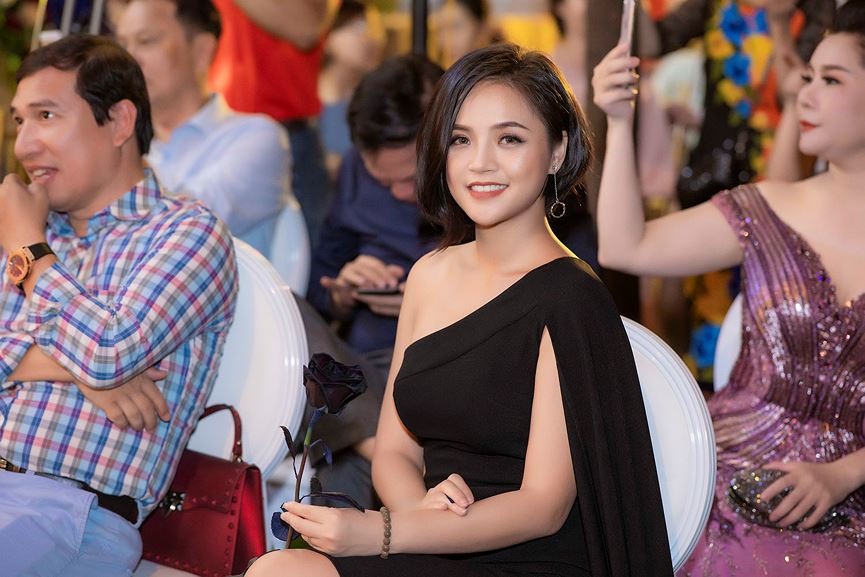 Tối qua, diễn viên Thu Quỳnh - người vào vai Mi sói trong 'Quỳnh búp bê' xuất hiện xinh đẹp và rạng rỡ tại một sự kiện ở Hà Nội.
