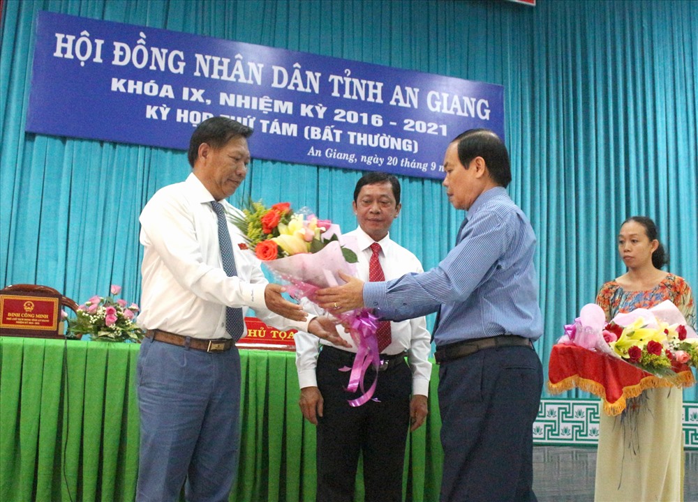 Ông Vương Bình Thạnh - Chủ tịch UBND tỉnh An Giang tặng hoa chúc mừng ông Trần Anh Thư được HĐND tỉnh bầu giữ chức vụ Phó chủ tịch UBND tỉnh An Giang. Ảnh: Lục Tùng