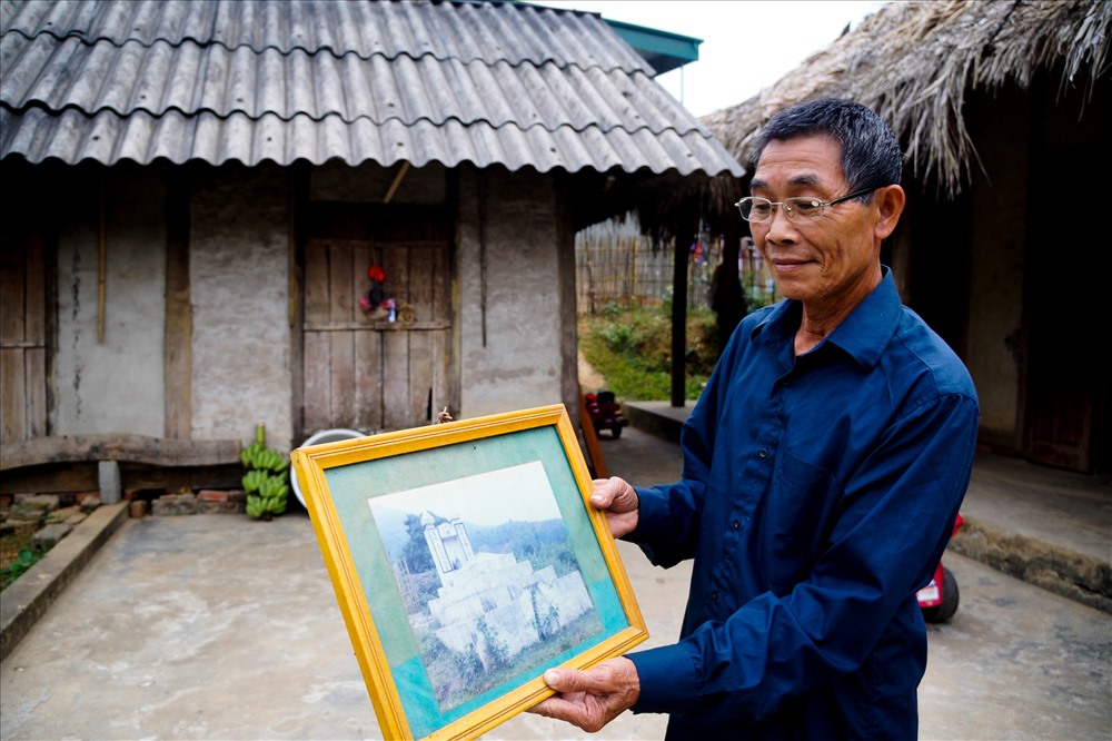 Ông Đinh Công Dự cho chúng tôi xem ảnh về mộ Mẫu Khuyển lúc mới xây xong.