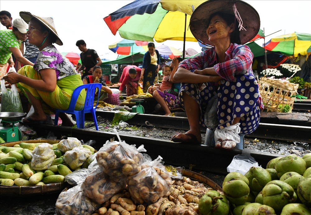 Người có tý tiền thì thuê góc chợ có mái che.