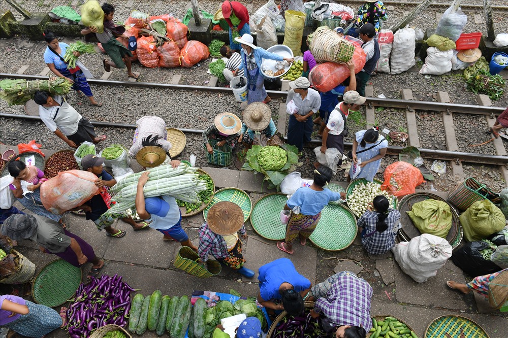 Phút chốc khu chợ trở nên đông vui tràn ngập hàng hóa.