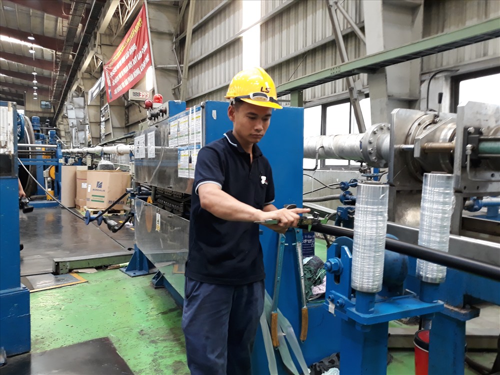 Công nhân Cty LS-Vina kiểm tra sản phẩm. Ảnh: TN