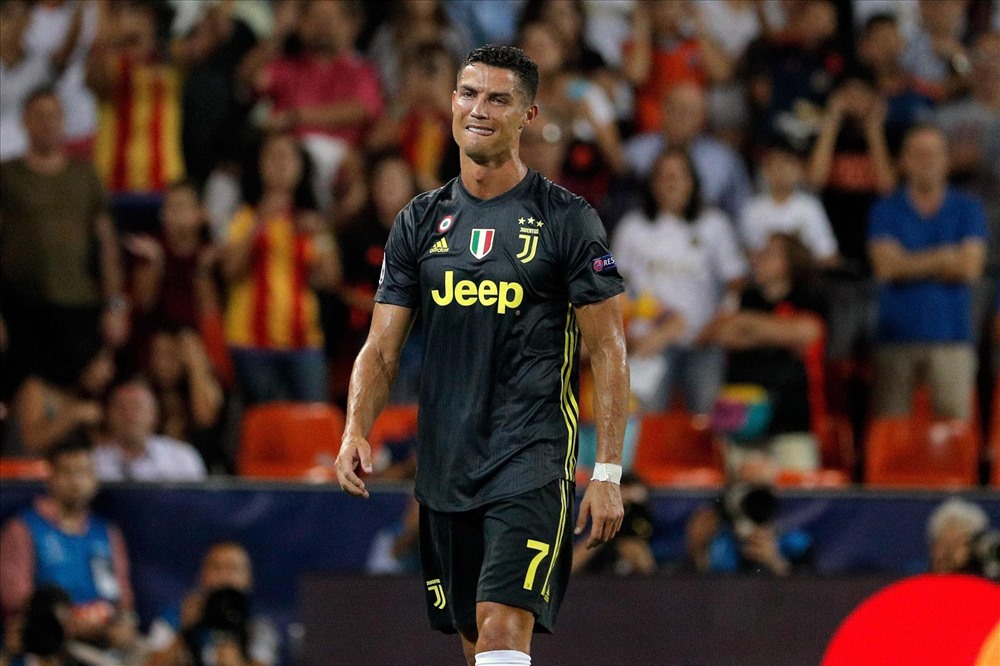 Giọt nước mắt tức tưởi của CR7. Ảnh: Evening Standard.
