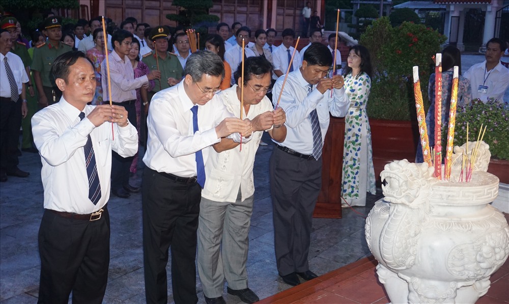 Lãnh đạo tỉnh Bạc Liêu thắp hương tại Khu mộ nhạc sĩ Cao Văn Lầu nhân kỷ niệm 99 năm ra đời bản ” Dạ cổ hoài  lang” (ảnh Nhật Hồ)