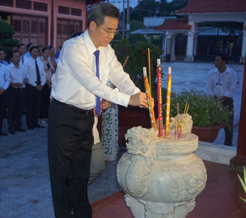 Bí thư Tỉnh ủy Bạc Liêu Nguyễn Quang Dương, thắp hương tại Khu mộ Cao Văn Lầu (ảnh Nhật Hồ)