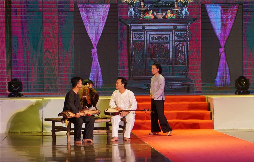 Hoatj cảnh sân khấu hoàn cảnh ra đời bản “Dạ cổ hoài lang” (ảnh Nhật Hồ)