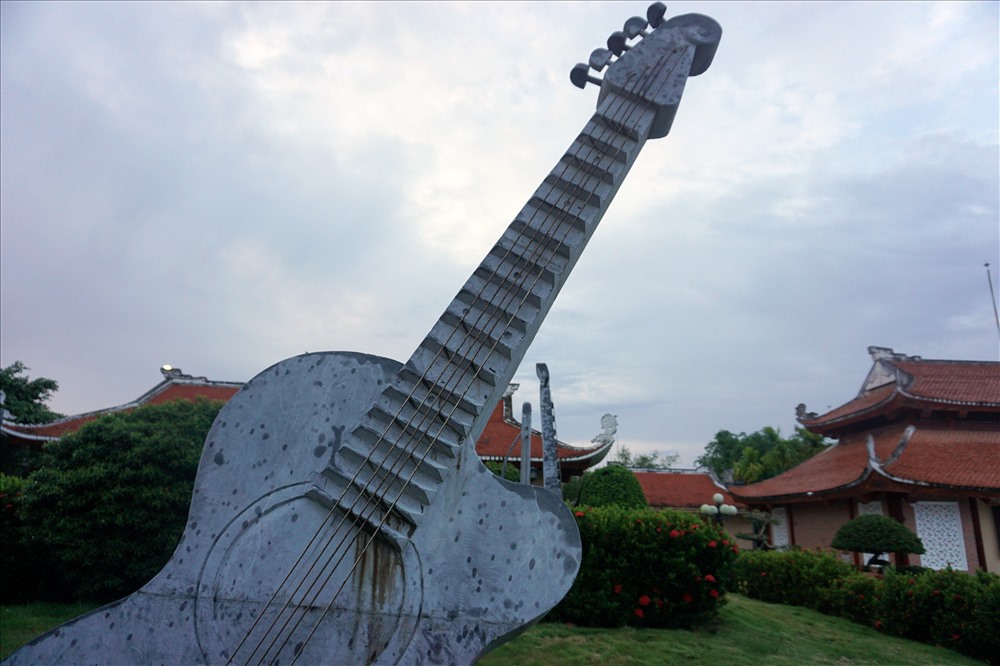 Nơi duy nhất Việt Nam có vườn tượng là những loại nhạc cụ lớn nhất (ảnh Nhật Hồ)